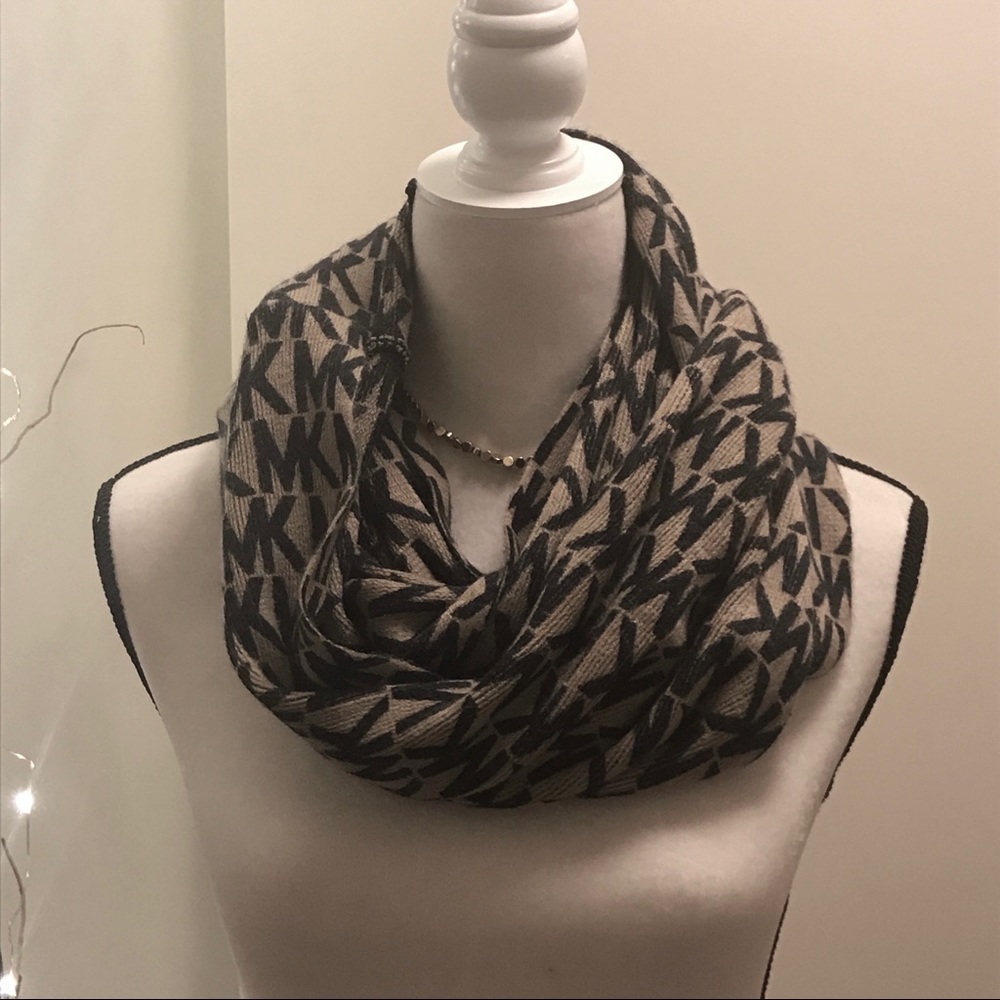Classic Michael Kors Logo Infinity scarf ❄️